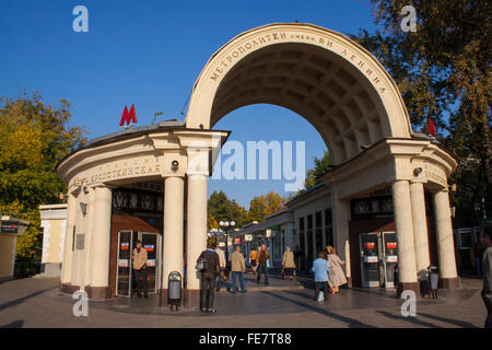 Ingresso Kropotkinskaya stazione metropolitana di fronte Cristo Salvatore cattedrale, Mosca, Russia Foto Stock