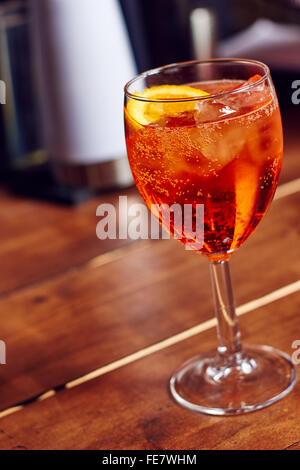 Un bicchiere di aperol spritz in un bar Foto Stock