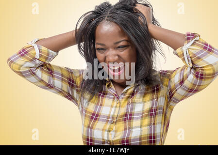 Un giovane arrabbiato donna africana con le mani. Foto Stock