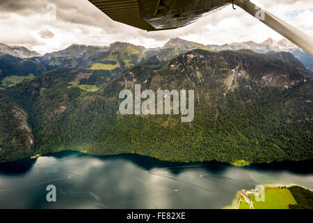 Vista aerea, guardando il Koenigssee da un piccolo piano sportivo, Berchtesgaden, Alpi, Baviera, Germania, Europa, vista aerea, Foto Stock