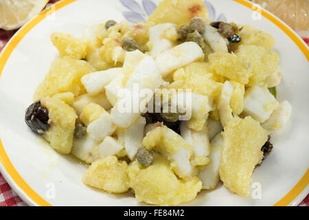 Insalata di calamari con patate e olive nere Foto Stock