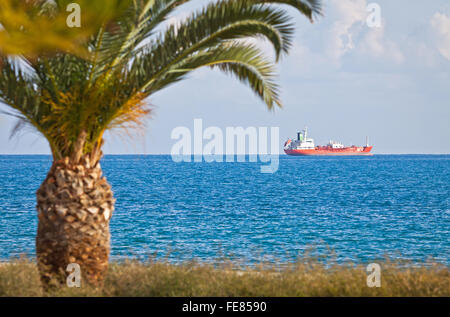 Nave industriale nel Mare Mediterraneo nei pressi della costa di Cipro Foto Stock