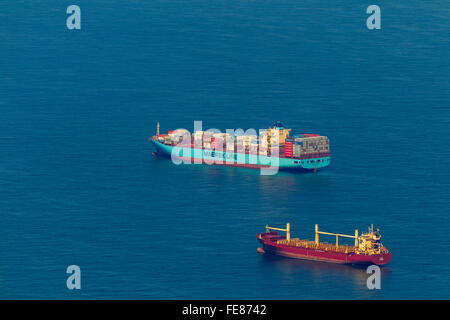 Vista aerea, navi cargo prima Spiekeroog ormeggiata, linea marittima, itinerario di spedizione, in mare nelle acque costiere, Wangerooge, Mare del Nord Foto Stock