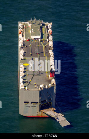 Vista aerea, nave da carico, direzione di ancoraggio auto transporter Ocean Autostrada Panama, vista aerea, navi cargo prima Spiekeroog Foto Stock