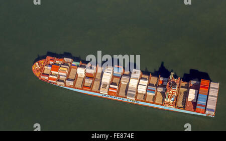 Vista aerea, contenitore di nave Maersk Lavras ormeggiata, vista aerea, navi cargo prima Spiekeroog ormeggiata, linea di spedizione e spese di spedizione Foto Stock