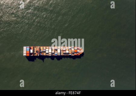 Vista aerea, contenitore di nave Maersk Lavras ormeggiata, vista aerea, navi cargo prima Spiekeroog ormeggiata, linea di spedizione e spese di spedizione Foto Stock