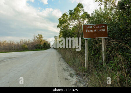 Per Roud Evergades, info segni - Ultima possibilità di ruotare intorno al in Everglades della Florida paesaggio. Florida Foto Stock