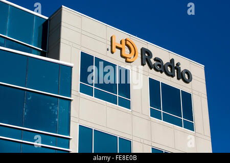 Un logo segno al di fuori della sede della radio HD in Columbia, Maryland il 2 gennaio 2016. Foto Stock