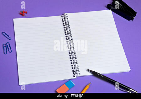 Notebook vuoti e delle forniture di ufficio su sfondo Foto Stock