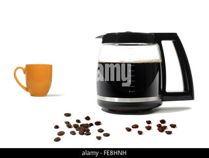 Ancora la vita di una caffettiera e orange Tazza da caffè con sparsi i chicchi di caffè su sfondo bianco Foto Stock
