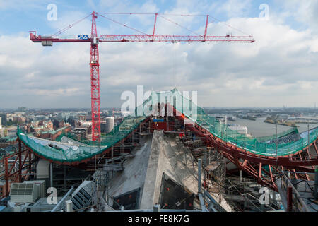 Operaio edile sul tetto presso il cantiere per la costruzione della nuova Elbphilharmonie filarmonica di Amburgo Foto Stock