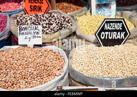 Misto di fagioli secchi per la vendita al mercato, Istanbul, Turchia Foto Stock