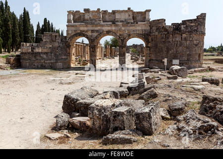 Arco di Dominitian dal gate di Frontino Street nella necropoli di Hierapolis, Pamukkale. Foto Stock