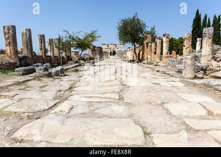 Arco di Dominitian dal gate di Frontino Street nella necropoli di Hierapolis, Pamukkale. Foto Stock