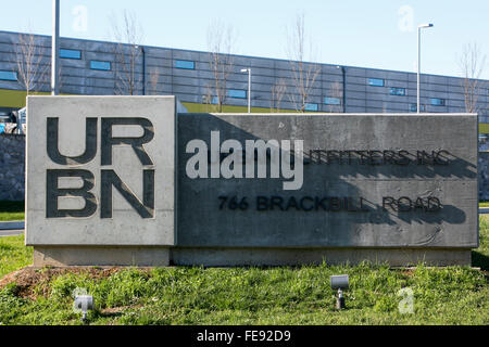 Un logo segno esterno di una Urban Outfitters, Inc., centro di distribuzione a Lancaster, Pennsylvania il 3 gennaio 2016. Foto Stock