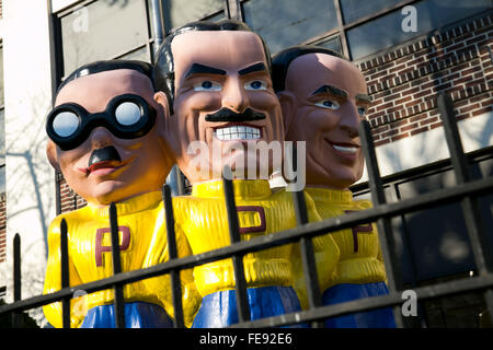 Una statua del Pep Boys: Manny, Moe & Jack al di fuori della sede di Pep Boys in Philadelphia, Pennsylvania il 3 gennaio Foto Stock