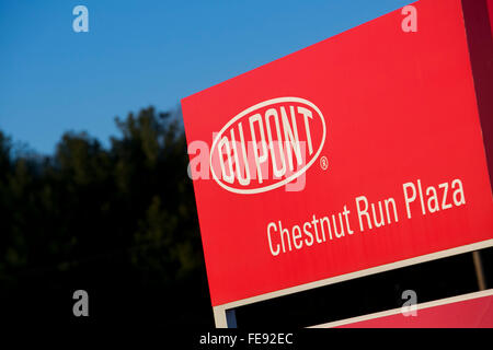 Un segno del logo al di fuori del castagno eseguire Plaza campus della sede centrale di DuPont in Wilmington, Delaware il 3 gennaio 2016. Foto Stock