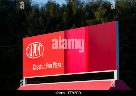 Un segno del logo al di fuori del castagno eseguire Plaza campus della sede centrale di DuPont in Wilmington, Delaware il 3 gennaio 2016. Foto Stock