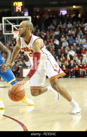 Los Angeles, CA, Stati Uniti d'America. 4 febbraio, 2016. Julian Jacobs la guida per il cestello in un gioco tra USC Trojans vs UCLA Bruins al Galen Center di Los Angeles, CA. Jordon Kelly/CSM/Alamy Live News Foto Stock