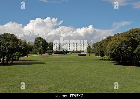 Vista attraverso il Campo di Marte (Марсово поле) a San Pietroburgo, Russia. Foto Stock