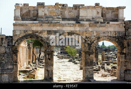 Frontino Street con l'arco di porta Dominitian nella necropoli di Hierapolis, Pamukkale. Foto Stock