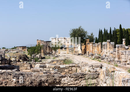 Frontino Street con l'arco di porta Dominitian nella necropoli di Hierapolis, Pamukkale. Foto Stock