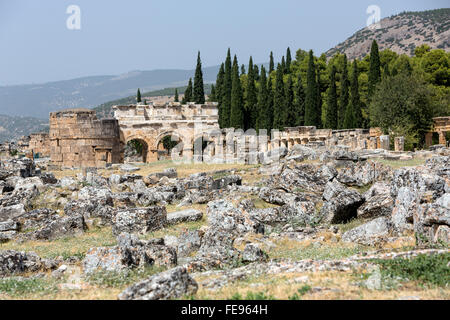 Arco di Dominitian dal gate di Frontino Street nella necropoli di Hierapolis, Pamukkale. Foto Stock