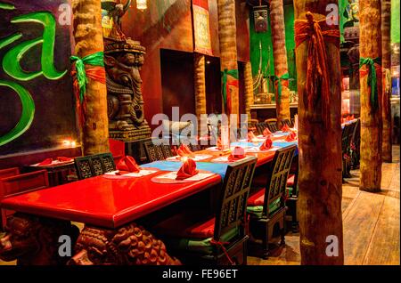 Esotico, rustico a tema asiatico sala da pranzo Foto Stock