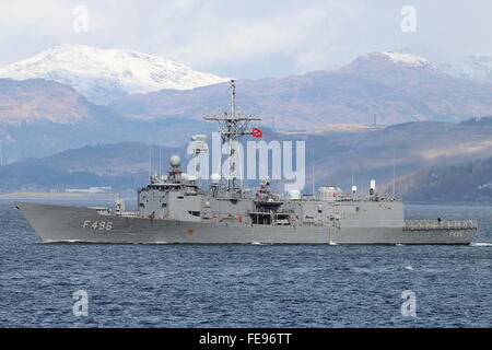 TCG Gökova (F496), un Gabya-classe fregata della Marina turca, giù la testa del Clyde a partecipare all'esercizio comune della Warrior 15-1 Foto Stock