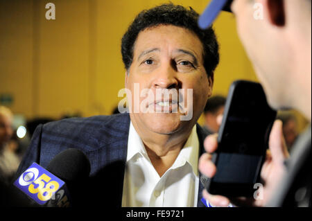 Lunedì, 1 Febbraio 2016: CBS sportscaster Greg Gumbel parla ai membri dei media durante il giorno di apertura di conferenze stampa per la National Football League Super Bowl 50 tra il Denver Broncos e Carolina Panthers al Moscone Center di San Francisco, California. Eric Canha/CSM Foto Stock