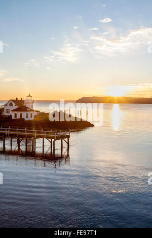 Mukilteo lighthouse e Puget Sound al tramonto con Whidbey Island in distanza, nello Stato di Washington. Bellissimo il Pacific Northwest destinazioni di viaggio. Foto Stock