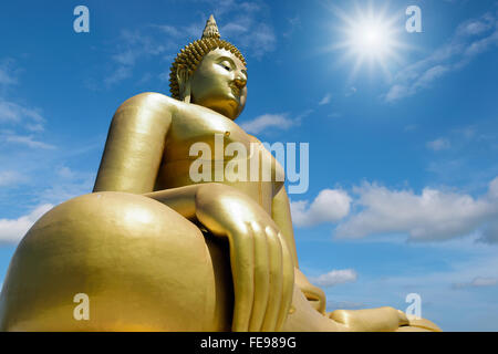 Golden statua del Buddha isolato sul cielo blu sullo sfondo. Foto Stock