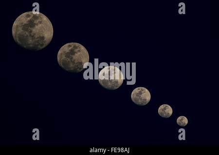 La luna piena nel cielo notturno è nero. Foto Stock