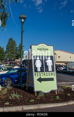 Restroom segno direzionale presso le Suore Outdoor Quilt Show, sorelle, Oregon Foto Stock