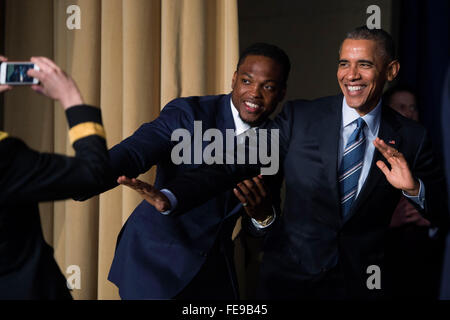 Washington, DC, Stati Uniti d'America. 03Feb, 2016. Il Presidente degli Stati Uniti Barack Obama colpisce il Trofeo Heisman posano con Heisman vincitore del Trofeo Derrick Henry a conclusione del National Prayer Breakfast a Washington, DC, Stati Uniti d'America, 03 febbraio 2016. Per 63 anni il National Prayer Breakfast ha dato presidenti la possibilità di riunirsi con i membri del congresso e di cristiani evangelici a pregare e a parlare del ruolo della preghiera nella propria vita. Credito: Shawn Thew/Piscina via CNP /dpa - nessun filo SERVICE - Credit: dpa/Alamy Live News Foto Stock