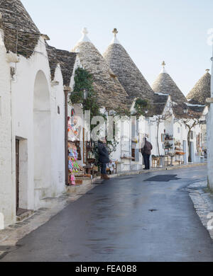 Trulli tipici con negozi di articoli da regalo in Alberobello Puglia, Italia Foto Stock