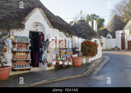 Trulli tipici con negozi di articoli da regalo in Alberobello Puglia, Italia Foto Stock