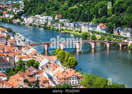 Il ponte vecchio o Alte Brucke sul fiume Neckar, dal castello di Heidelberg. Foto Stock