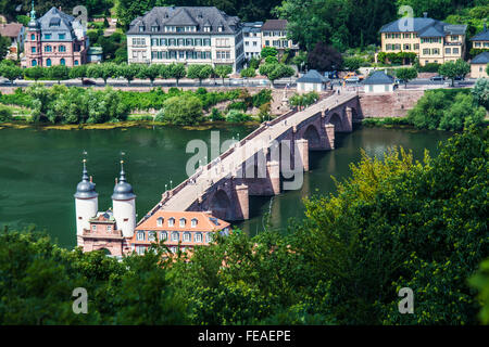 Il ponte vecchio o Alte Brucke sul fiume Neckar, dal castello di Heidelberg. Foto Stock