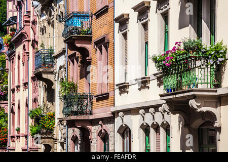 Balconi in ferro battuto lungo una bella strada nel quartiere Altstadt della città universitaria di Heidelberg. Foto Stock