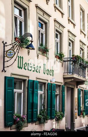 La bella facciata dell'Hotel Weisser Bock nel quartiere Altstadt della città universitaria di Heidelberg. Foto Stock