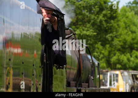 Macchinista - dita nelle orecchie! BR Classe 5 si lamenta del rumore durante le pause del motore in corrispondenza di Highley in Severn Valley Railway. Foto Stock