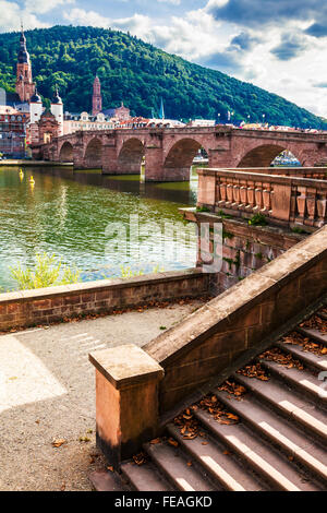 La Alte Brucke, Ponte Vecchio o Karl Theodor Bridge e Heiliggeistkirche guglia in Heidelberg. Foto Stock