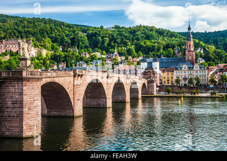 La Alte Brucke, Ponte Vecchio o Karl Theodor Bridge e Heiliggeistkirche in Heidelberg. Foto Stock