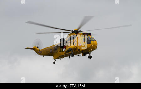 Royal Air Force 'Grande Uccello Giallo " Ricerca e salvataggio in mare re elicottero durante la sua ultima RAF Cosford Air Show Display Foto Stock