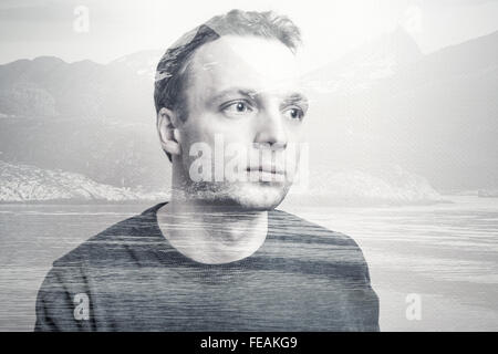 Giovane adulto uomo caucasico ritratto combinato con montagne litoranee paesaggio, doppia esposizione di un effetto fotografico Foto Stock