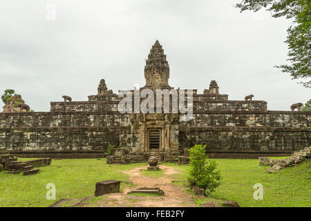 Vista frontale del Tempio di Bakong. Cambogia. Foto Stock