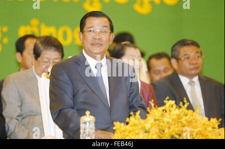 Phnom Penh Cambogia. 5 febbraio, 2016. Primo ministro cambogiano Hun Sen (anteriore) assiste ad una cerimonia di laurea di studenti della Università nazionale di gestione in Phnom Penh, Cambogia, Febbraio 5, 2016. Primo ministro cambogiano Hun Sen venerdì ha ribadito il paese della presa di posizione sulla questione del Mare della Cina del sud davanti a Stati Uniti-vertice ASEAN in Sunnylands, California, Feb. 15-16. © Phearum/Xinhua/Alamy Live News Foto Stock