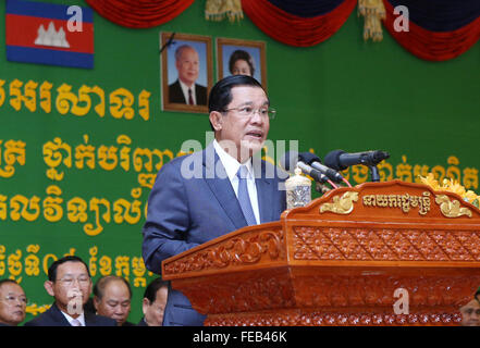 Phnom Penh Cambogia. 5 febbraio, 2016. Primo ministro cambogiano Hun Sen (anteriore) parla durante una cerimonia di consegna dei diplomi di studenti della Università nazionale di gestione in Phnom Penh, Cambogia, Febbraio 5, 2016. Primo ministro cambogiano Hun Sen venerdì ha ribadito il paese della presa di posizione sulla questione del Mare della Cina del sud davanti a Stati Uniti-vertice ASEAN in Sunnylands, California, Feb. 15-16. © Sovannara/Xinhua/Alamy Live News Foto Stock