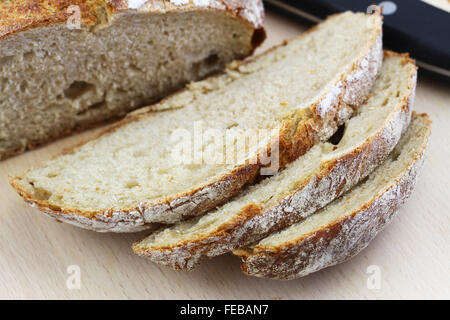 Fette di rustico pane di segale sulla tavola di legno, primo piano Foto Stock